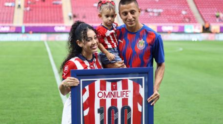 Alvarado fue reconocido ante los pocos aficionados que habían llegado al inmueble con una camisa rojiblanca conmemorativa. IMAGO7.