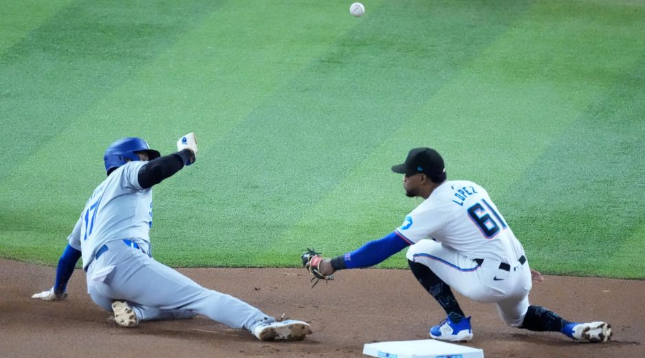 Shohei Ohtani, de los Dodgers de Los Ángeles, se roba la intermedia frente al dominicano Otto López, de los Marlins de Miami. AP/W. Lee