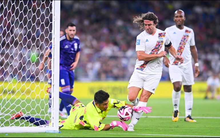 Campos, con su mítico traje multicolor, detiene una aproximación de Carles Puyol. IMAGO7