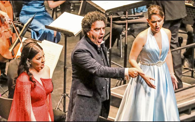 Rolando Villazón. El tenor (al Centro) desplegó su deslumbrante talento acompañado por Itzeli del Rosario (izquierda) Anabel de la Mora (derecha). EL INFORMADOR/A. Navarro