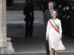 La presidenta Claudia Sheinbaum rumbo al escenario donde recibirá el bastón de mando. SUN