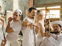 El actor Luis Gerardo Méndez (al centro) se “estrena” como cantante en la cinta “Technoboys”. ESPECIAL