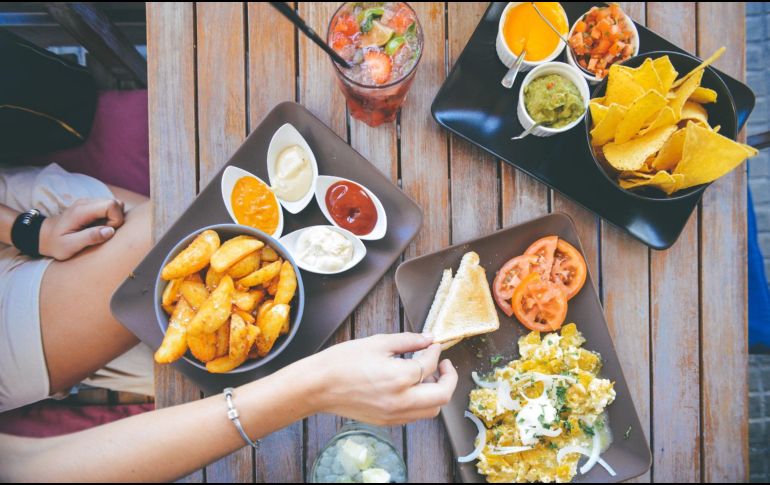 La clave para una dieta balanceada radica en leer las etiquetas, optar por alimentos mínimamente procesados y privilegiar la comida entera. CANVA