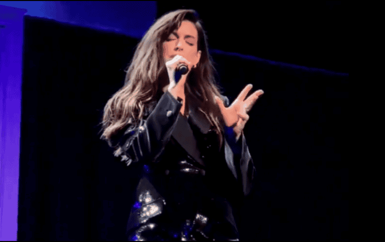 Además de mostrar su habilidad vocal, la estrella aprovechó para expresar su apoyo político, anunciando que votará por Kamala Harris. X/@PopBase