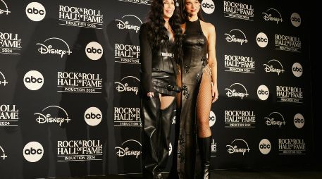 Cher y Dua Lipa fueron las encargadas de iniciar la velada. EFE