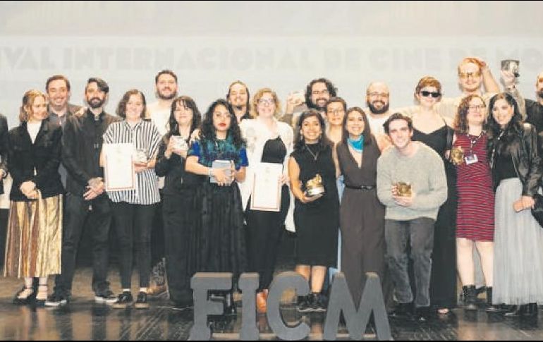 Los ganadores de la edición 22 del FICM posan desde el escenario del teatro Melchor Ocampo. ESPECIAL