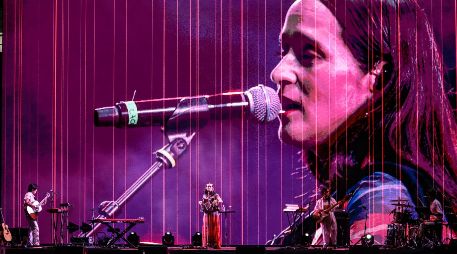 Julieta Venegas se ubicó tras su piano para iniciar la noche con “Dime la Verdad”, una canción que marcó el tono de una velada íntima y emotiva. EL INFORMADOR/ A. Navarro.