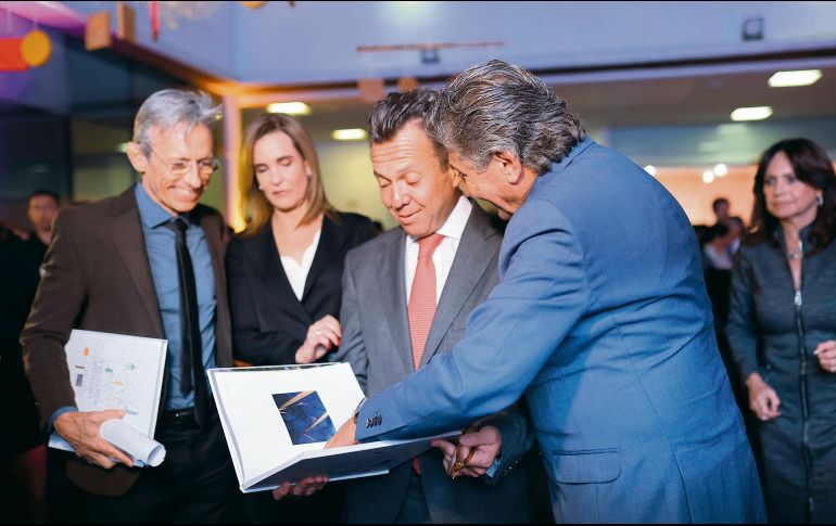 Pablo Lemus Navarro, gobernador electo de Jalisco, observa un catálogo en compañía de Juan José Frangie, presidente municipal de Zapopan. CORTESÍA