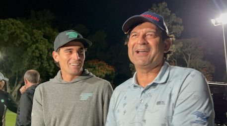 Joaquín Niemann felicitó a José Cardozo por su hoyo en uno. EL INFORMADOR.