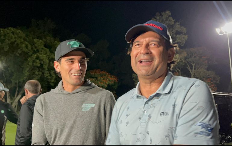 Joaquín Niemann felicitó a José Cardozo por su hoyo en uno. EL INFORMADOR.