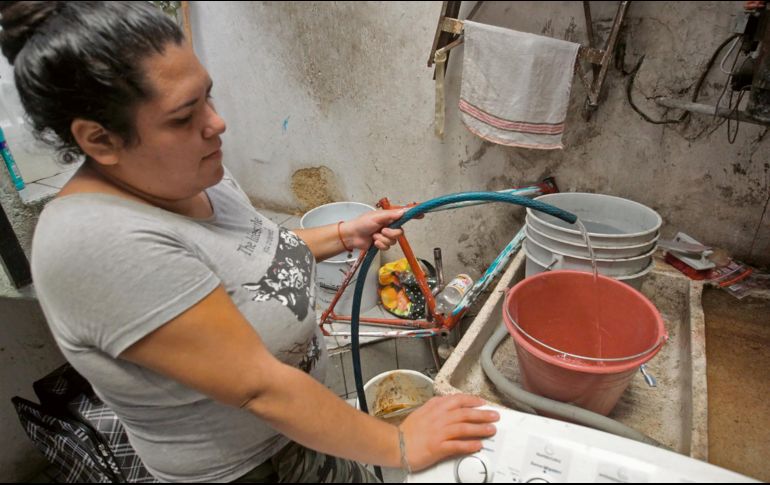 Ante la falta de suministro, las autoridades instan a evitar actividades como lavar ropa o regar jardines y a reutilizar el agua disponible mientras concluyen los trabajos. EL INFORMADOR