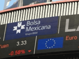 En la jornada, el peso mexicano se depreció un 0.45% frente al dólar, al cotizar en 17.67 unidades por billete verde, frente a los 17.59 en la jornada anterior, según datos del Banco de México. EFE / ARCHIVO