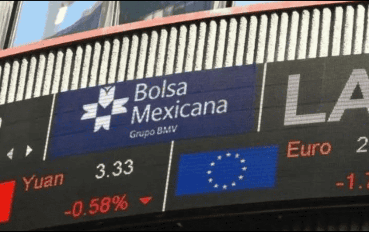 En la jornada, el peso mexicano se depreció un ligero 0.04 % frente al dólar, al cotizar en 18.39 unidades por billete verde, frente a los 18.38 en la jornada previa, según datos del Banco de México. EFE / ARCHIVO