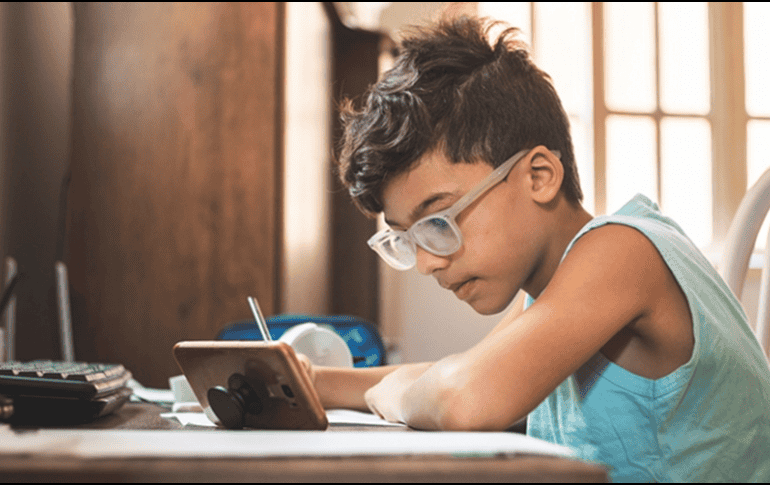 Cuatro de cada cinco personas mayores de 10 años utilizan un teléfono móvil. EFE / ARCHIVO