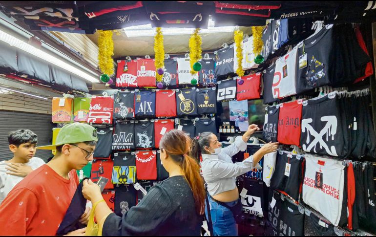 En el mercado hay de todo: calzado, ropa, relojes, protectores y cualquier tipo de accesorios para celulares y películas, perfumes, cosméticos, juguetes y pilas recargables EL INFORMADOR