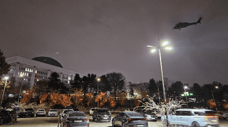 La ley marcial declarada en Corea del Sur otorga mayores cualidades a la milicia para salvaguardar el orden público en la nación. EFE / EPA / YONHAP SOUTH KOREA OUT