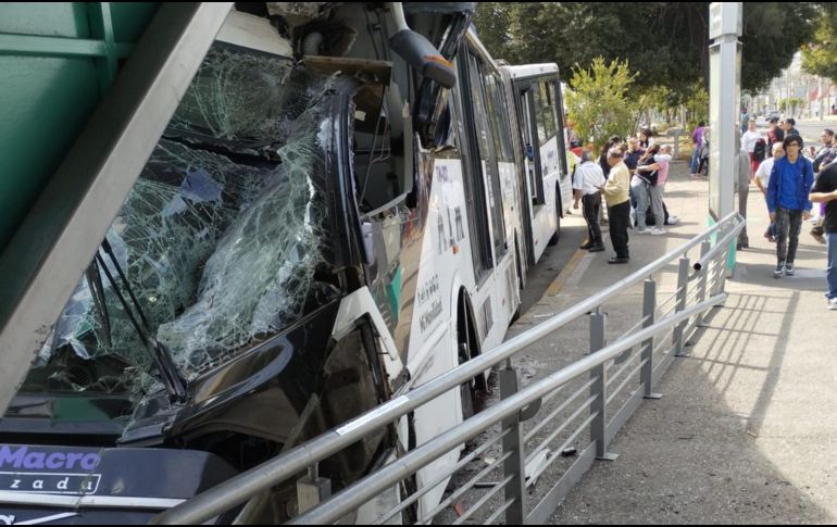 Se registra accidente en el Macrobús; unidad se estrella en estación