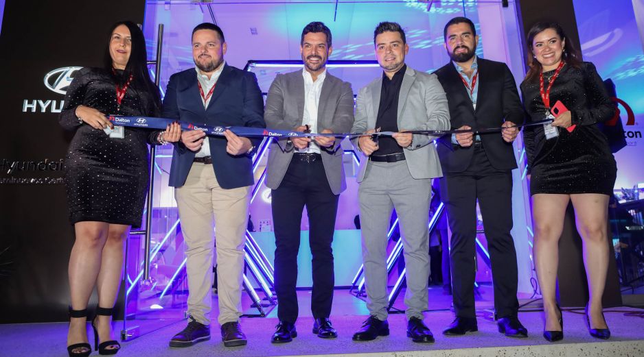 Martha Casares, José Tirado, José Luis Partida, Michel Solís, Eduardo González y Mónica Montaño en el corte de listón de la nueva agencia Dalton Hyundai Galerías. GENTE BIEN JALISCO / A. Martínez
