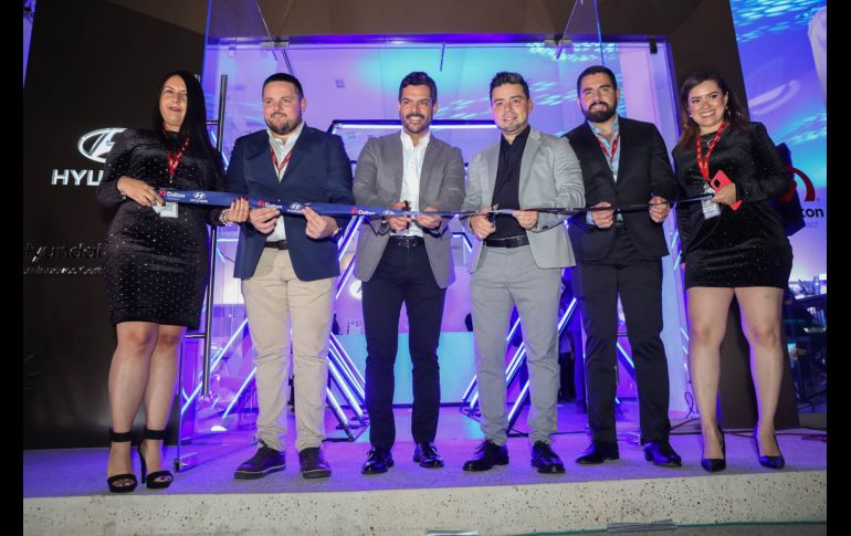 Martha Casares, José Tirado, José Luis Partida, Michel Solís, Eduardo González y Mónica Montaño en el corte de listón de la nueva agencia Dalton Hyundai Galerías. GENTE BIEN JALISCO / A. Martínez