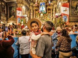 El Santuario de Guadalajara recibió a miles de católicos, quienes le cantaron las Mañanitas a la “Morenita”. EL INFORMADOR/ A. Navarro