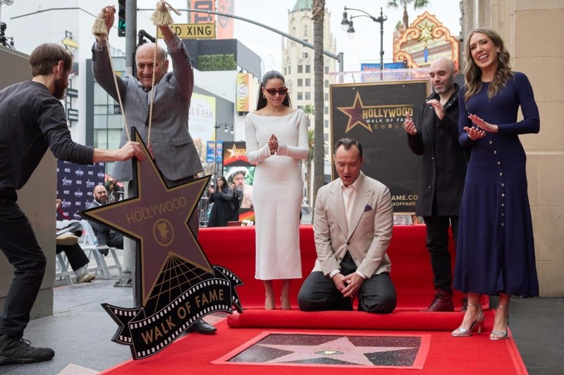 destacada carrera de más de 30 años en el cine ha sido reconocida y plasmada en la historia.destacada carrera de más de 30 años en el cine ha sido reconocida y plasmada en la historia.La destacada carrera de más de 30 años del actor Jude Law, ha sido reconocida y plasmada en la historia. EFE/ ARCHIVO