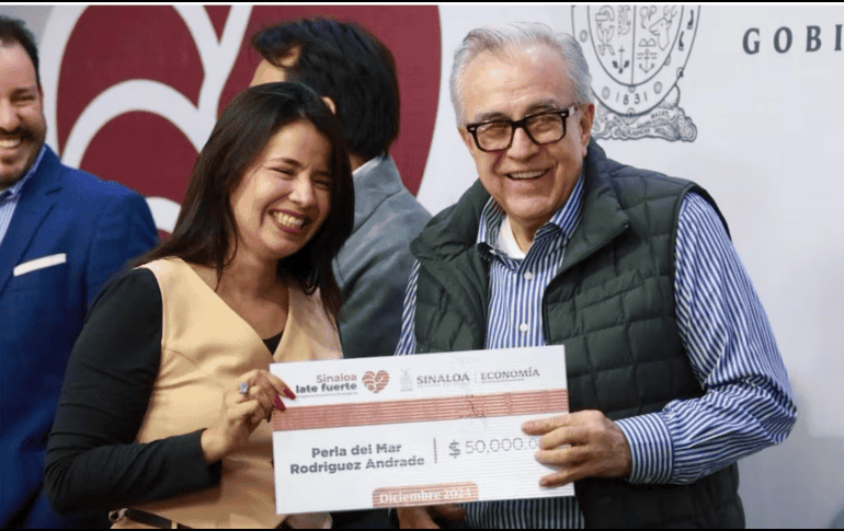 Los recursos económicos proceden del Programa Sinaloa Late Fuerte y los recibieron, en cheques, pequeños comerciantes, emprendedores, restauranteros y músicos. ESPECIAL