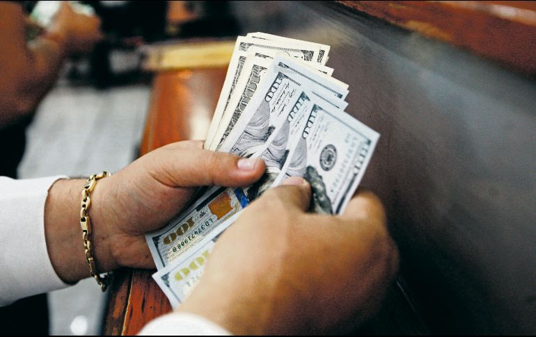 La divisa nacional podría llegar al tipo de cambio de 21 pesos por dólar en 2026, de acuerdo con especialistas. EL INFORMADOR/ Archivo