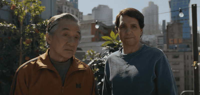 Este avance ha revelado a los fans de la franquicia la participación de Ralph Macchio como Daniel LaRusso y del legendario Jackie Chan en su papel del Sr. Han. YOUTUBE/ Sony Pictures Entertainment