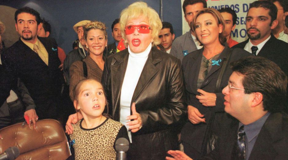 Silvia Pinal con sus hijas Alejandra Guzmán y Sylvia Pasquel, además de su nieta Frida Sofía en el 2012. Además de familiares, la actriz pudo haber legado bienes a algunos amigos. NOTIMEX/Archivo