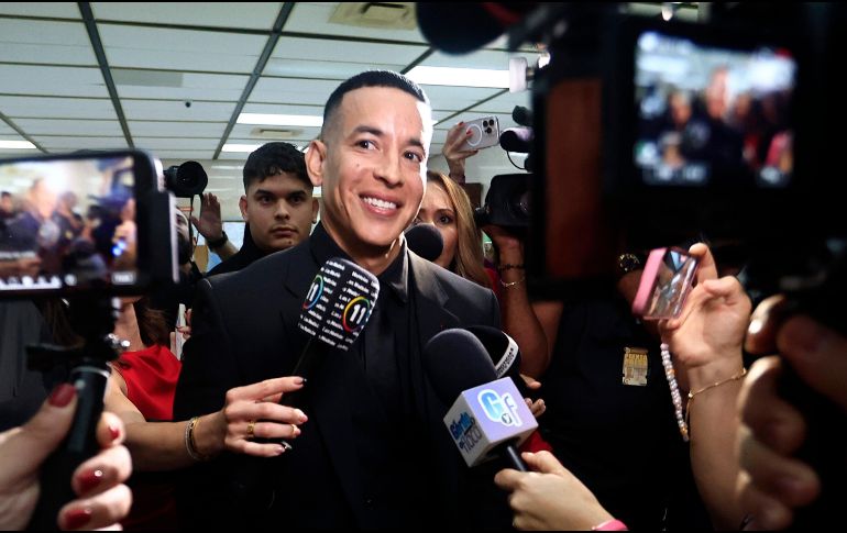 Daddy Yankee declarando ante los medios luego de haber llegado a un acuerdo legal con su esposa. EFE / Thais Llorca