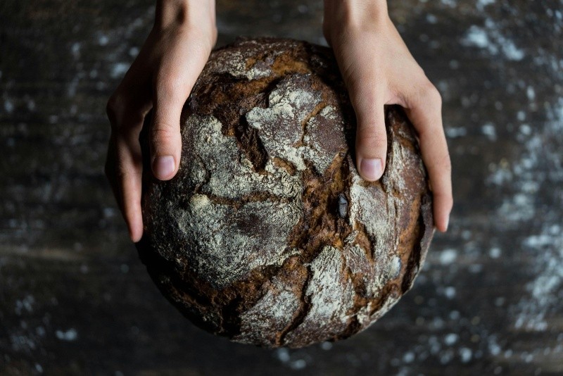 En Irlanda, se cree que golpear las paredes de la casa con un pan en Nochevieja asegurará un buen suministro de comida para el próximo año. PEXELS/ Flo Maderebner 