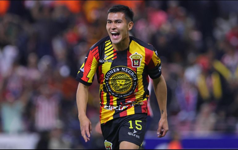 Con un gol de Alejandro Carreón al minuto 92, aprovechando un error en una mala salida del portero Óscar Whalley, los Leones Negros derrotaron 2-1 a las Chivas de Guadalajara. IMAGO7