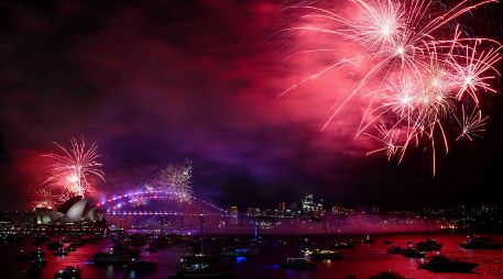 Fuegos artificiales sobre Sídney, Australia, en la víspera del Año Nuevo. EFE/B. De Marchi