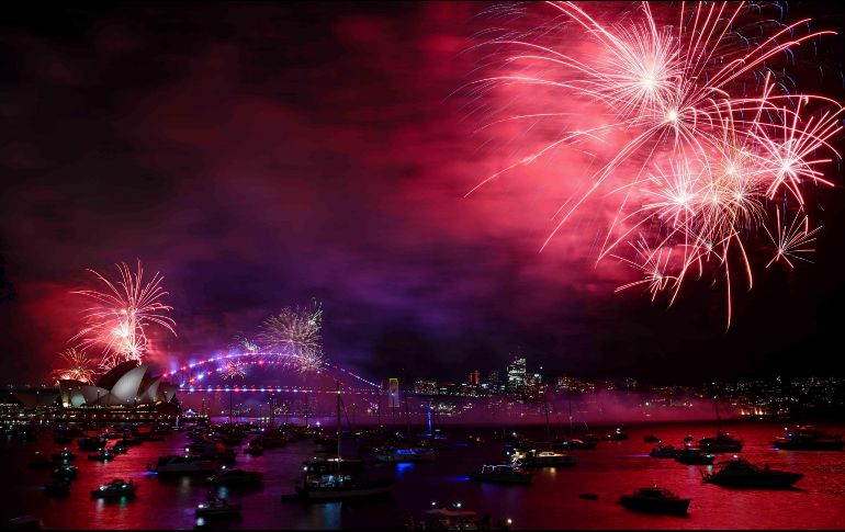 Fuegos artificiales sobre Sídney, Australia, en la víspera del Año Nuevo. EFE/B. De Marchi
