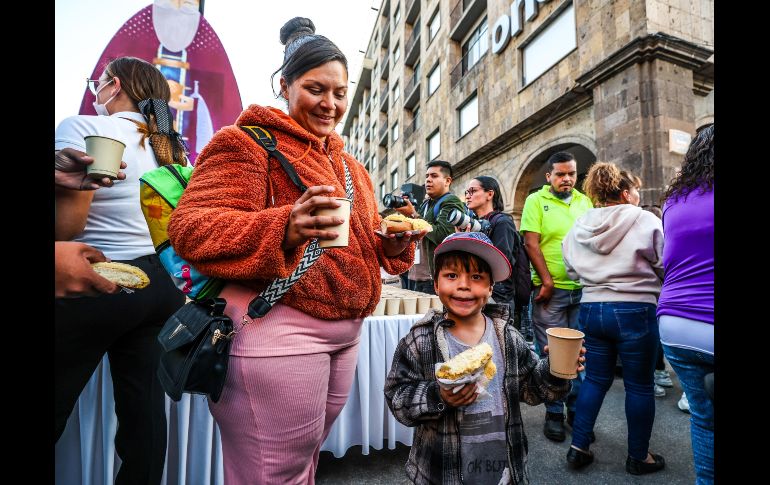 Algunos tapatíos duraron formados más de dos horas para recibir su pedazo de rosca y chocolate caliente. EL INFORMADOR/A. NAVARRO.