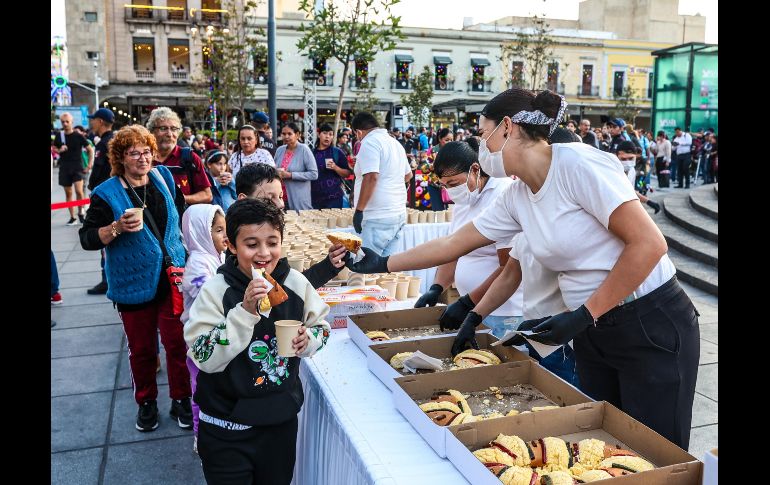Algunos tapatíos duraron formados más de dos horas para recibir su pedazo de rosca y chocolate caliente. EL INFORMADOR/A. NAVARRO.