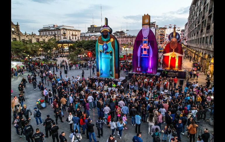 Algunos tapatíos duraron formados más de dos horas para recibir su pedazo de rosca y chocolate caliente. EL INFORMADOR/A. NAVARRO.