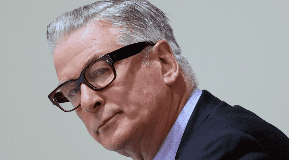 Alec Baldwin busca una indemnización por daños punitivos no especificados, daños compensatorios, honorarios de abogados e intereses. AP / ARCHIVO