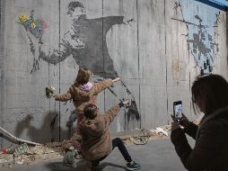 Esta pieza, réplica de la original de Banksy, es probablemente una de las más conocidas; destaca en su libro “Wall and Peace” (2005). EFE