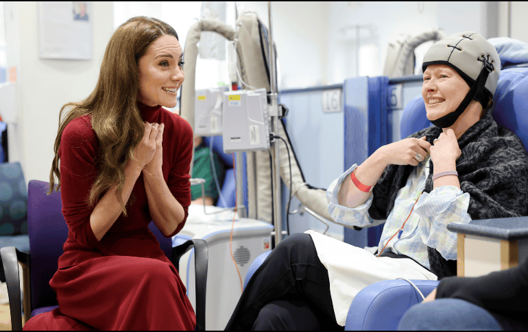 La princesa Kate de Gales habla con una paciente en el Hospital Royal Marsden. AP / Chris Jackson