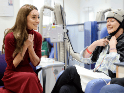 La princesa Kate de Gales habla con una paciente en el Hospital Royal Marsden. AP / Chris Jackson