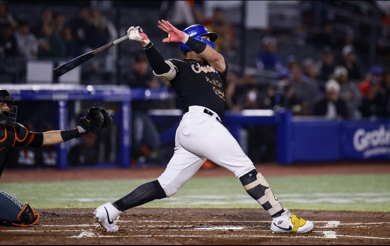 Julián Ornelas pegó jonrón en la primera entrada y produjo cuatro carreras en el juego. CORTESÍA/Charros de Jalisco