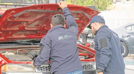 Automovilistas que no aprueban reciben apoyos gratuitos para corregir fallas y mejorar el desempeño mecánico de sus unidades. ESPECIAL
