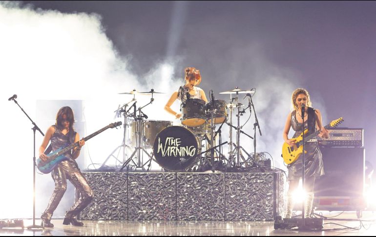 Alejandra Villarreal Vélez, Paulina Villarreal Vélez y Daniela Villarreal Vélez de The Warning se presentaron en la entrega del Latin Grammy, el 14 de noviembre de 2024, en Miami, Florida. AFP