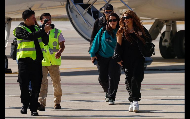 La cantante colombiana Shakira llegó este martes a la Ciudad de México donde se espera que se mude temporalmente para preparar su gira 'Las Mujeres Ya No Lloran World Tour', que iniciará el próximo 11 de febrero en Brasil. EFE / S. Gutiérrez