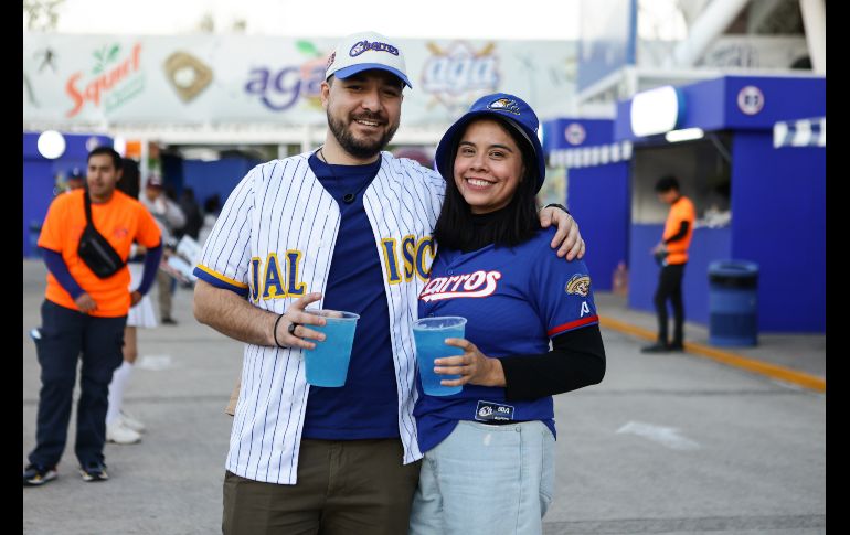 Desde temprano, las inmediaciones del estadio se llenaron de familias, grupos de amigos y fanáticos que portaban con orgullo las camisetas y gorras de los Charros. CORTESÍA