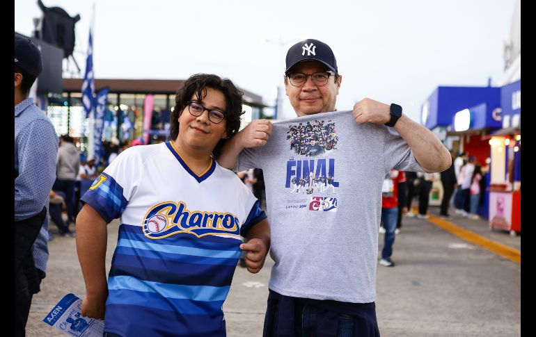 Desde temprano, las inmediaciones del estadio se llenaron de familias, grupos de amigos y fanáticos que portaban con orgullo las camisetas y gorras de los Charros. CORTESÍA