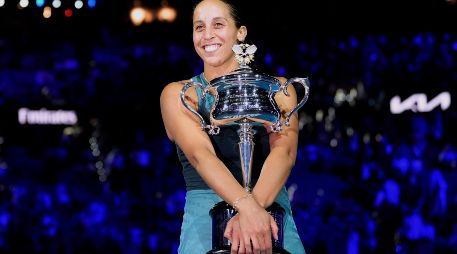 Madison Keys sostiene la Copa Conmemorativa Daphne Akhurst tras derrotar a la bielorrusa Aryna Sabalenka en la final femenina del Abierto de Australia. AP / A. B. Ratnayake