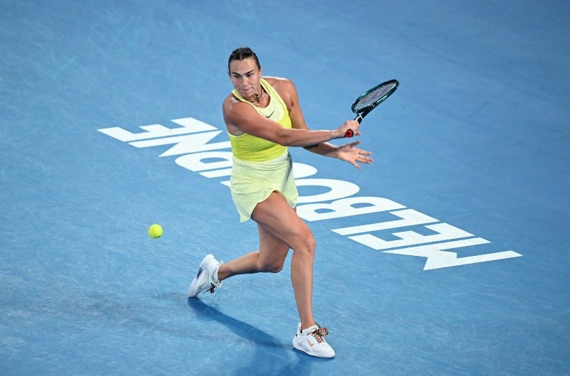 Aryna Sabalenka, en acción durante el partido final del Abierto de Australia 2025. EFE / J. Ross