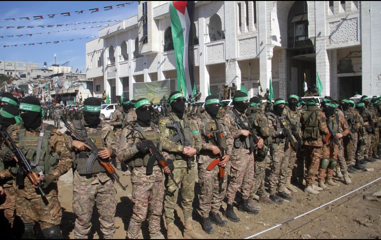 Soldados palestinos, durante la liberación de rehenes israelíes en Gaza. EFE / M. Zaki